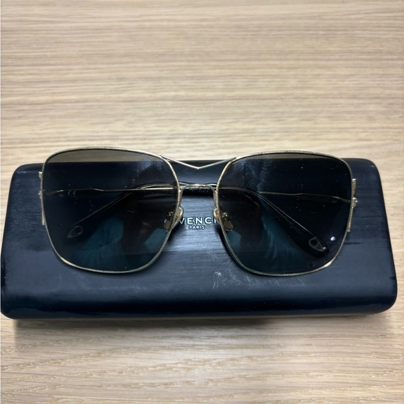 Givenchy Sunglasses Gold Frame made in Italy logo - Picture 7 of 17